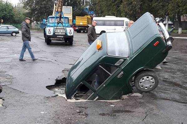 Такси ушло под землю: в Киевской области произошло ЧП