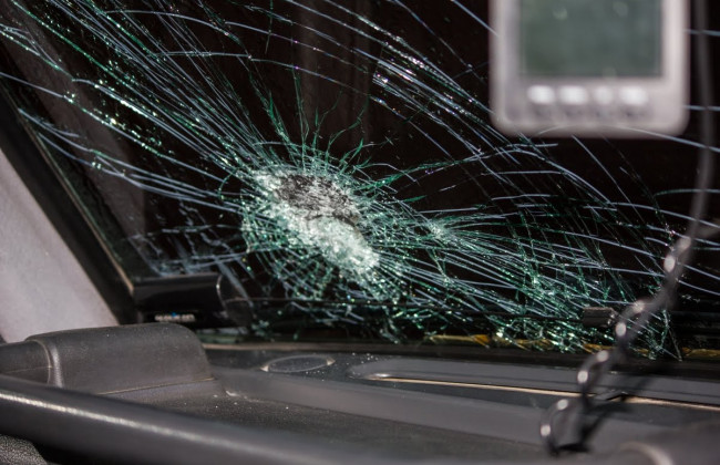 Неадекватный парень в Днепре крушит автомобили: более 100 пострадавших