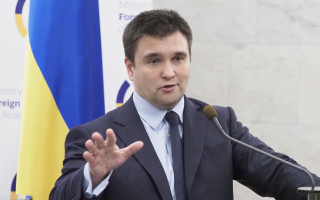 Скандал с венгерскими паспортами: глава МИД сравнил поведение Венгрии и РФ