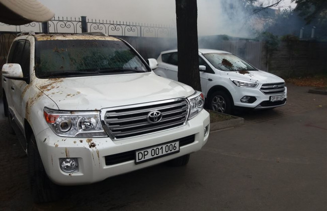 В Киеве активисты поглумились над автомобилем российского дипломата