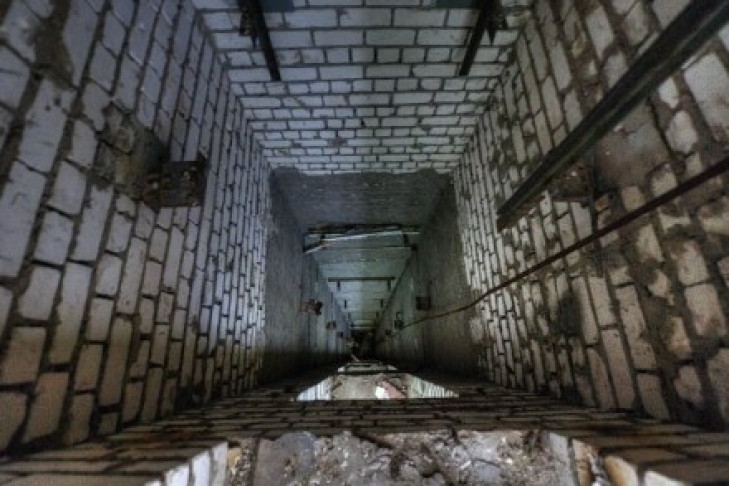 Жуткое падение: в Киеве парень упал в шахту лифта и разбился