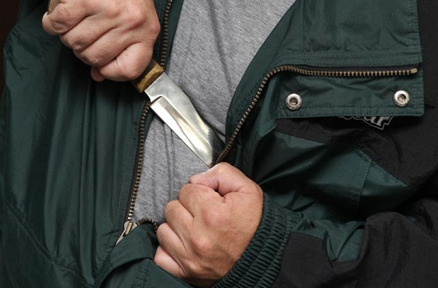 В супермаркете Кривого Рога злоумышленник ножом ранил охранника