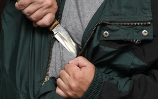В супермаркете Кривого Рога злоумышленник ножом ранил охранника