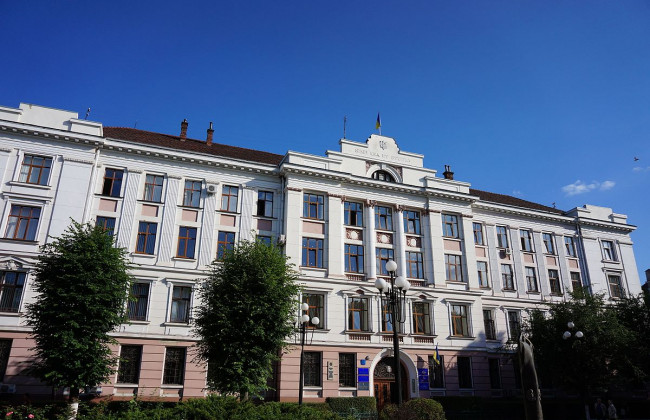 Апелляционный суд Ивано-Франковской области приостановил рассмотрение дел