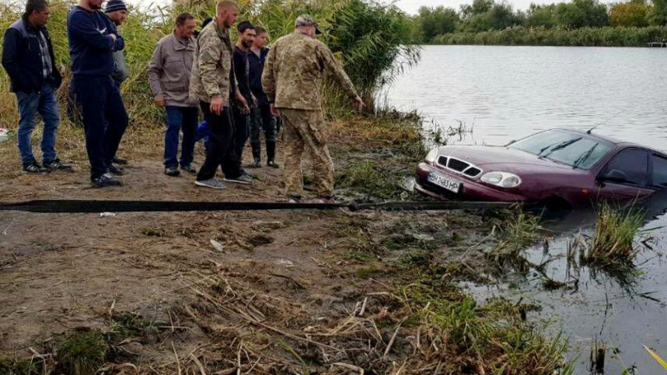 Автомобиль с мертвым мужчиной вытащили из реки в Одесской области