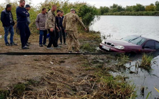 Автомобиль с мертвым мужчиной вытащили из реки в Одесской области