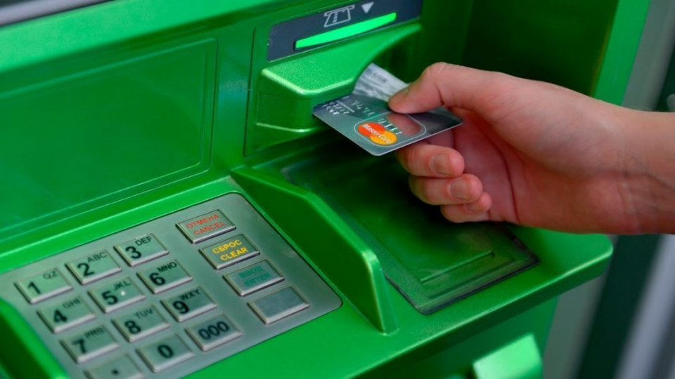 «Угрожал ножом»: в Киеве грабитель заставил жертву снять деньги в банкомате