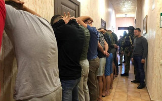 Массовое задержание вооруженных мужчин в отеле Одессы: все подробности