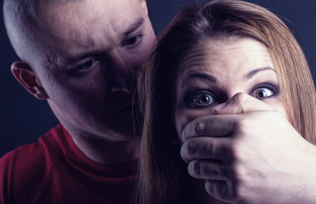 В Днепре прохожие отбили девушку от насильника