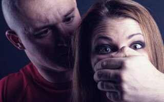 В Днепре прохожие отбили девушку от насильника