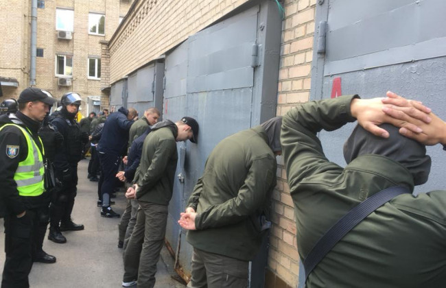 Депутата под Киевсоветом облили зеленкой