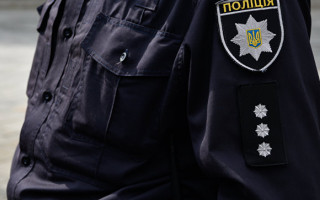 Били, таскали по полу и требовали деньги: копы в Харькове напали на пассажиров метро