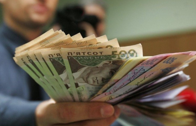 Повышение зарплат учителям: кто, когда и сколько получит