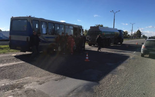 Страшное ДТП под Днепром: автобус врезался в бензовоз, 11 человек пострадали