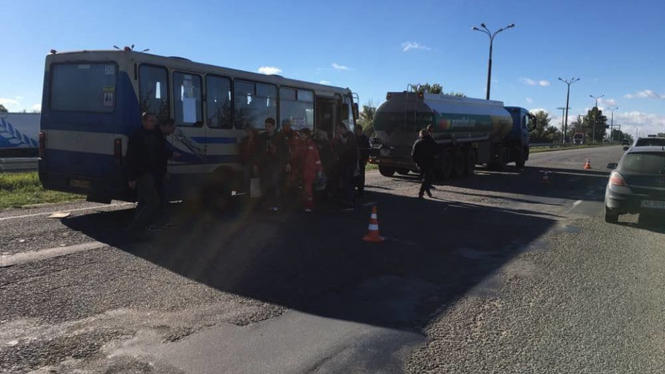 Страшное ДТП под Днепром: автобус врезался в бензовоз, 11 человек пострадали