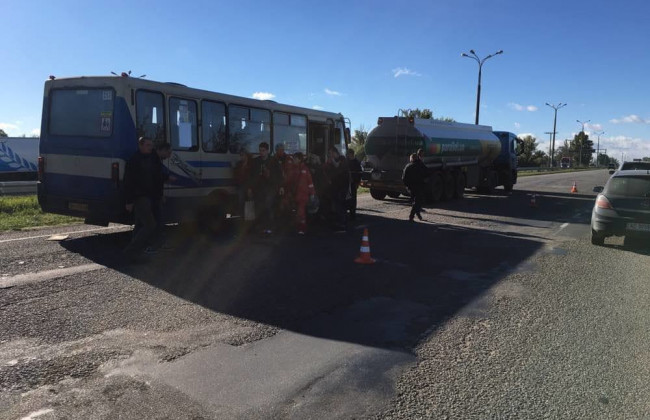 Страшное ДТП под Днепром: автобус врезался в бензовоз, 11 человек пострадали