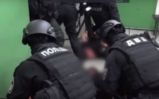 «Били ногами и стулом»: появились подробности избиения копами пассажира подземки