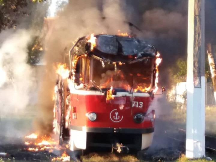 Вспыхнул как факел: в Мариуполе на ходу загорелся трамвай