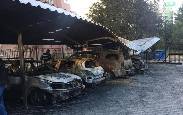 Крупный пожар на стоянке в Одессе: уничтожено пять автомобилей
