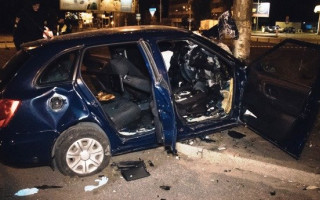 Разбил машину вдребезги : в Киеве водитель такси врезался в столб