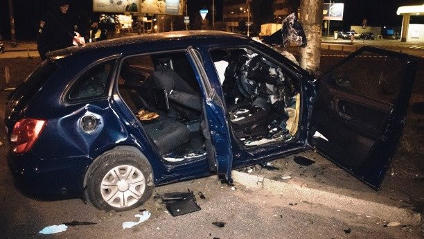 Разбил машину вдребезги : в Киеве водитель такси врезался в столб