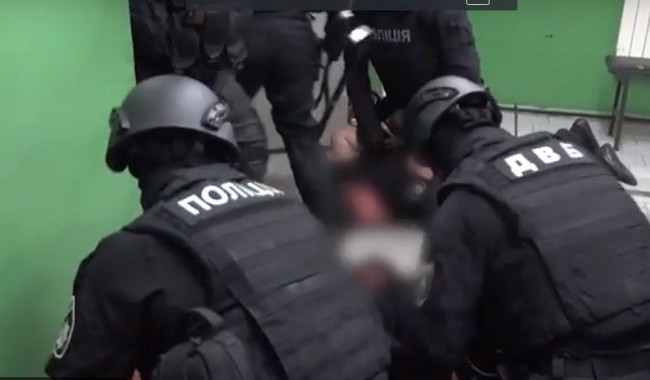 «Били ногами и стулом»: появились подробности избиения копами пассажира подземки