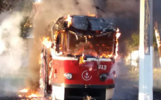 Вспыхнул как факел: в Мариуполе на ходу загорелся трамвай