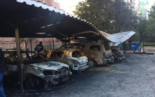 Крупный пожар на стоянке в Одессе: уничтожено пять автомобилей