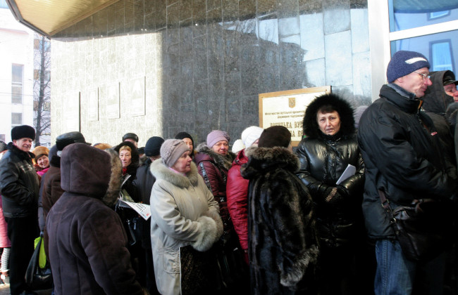 Пенсии и соцвыплаты переселенцам: новое решение госадминистрации в Донецкой области