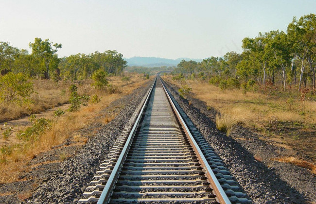 Сидел на рельсах: поезд снес мужчину под Харьковом