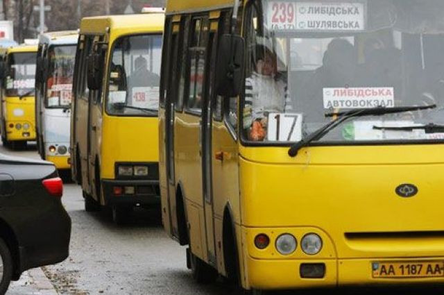 Чудом спасся: в Киеве ребенок попал под колеса маршрутки
