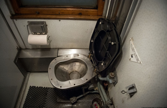 Жуткая смерть: солдат умер в туалете поезда