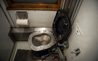 Жуткая смерть: солдат умер в туалете поезда