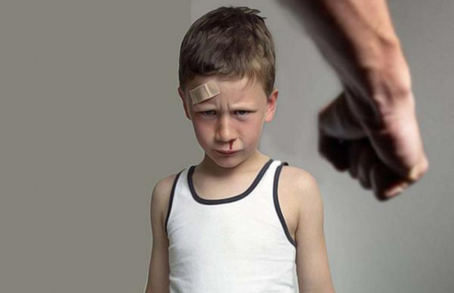 «Били ногами и ставили на колени»: воспитатели издевались над детьми в санатории