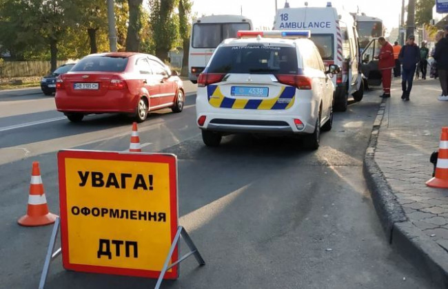 От удара тело мужчины попало под троллейбус: в Виннице смертельно травмировали пешехода