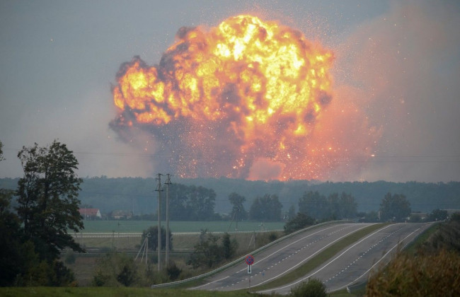 Разрушенные дома, горящий завод: последствия взрывов на складе под Ичней