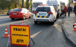 От удара тело мужчины попало под троллейбус: в Виннице смертельно травмировали пешехода