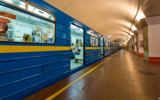 «Дайте мне еще один шанс»: в метро Киева снова появилась «реклама» Сытника