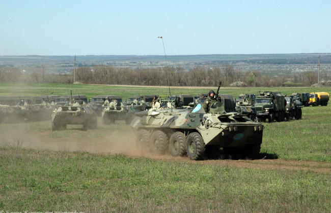 Большую колонну военной техники РФ зафиксировали в Крыму