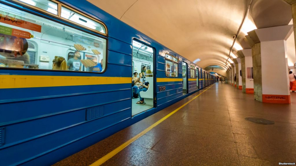 «Дайте мне еще один шанс»: в метро Киева снова появилась «реклама» Сытника