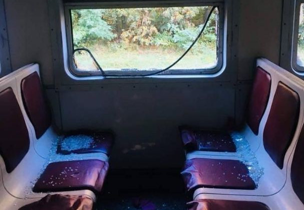 Били окна, ломали сидения: подростки разгромили электричку