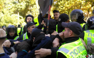 Столкновения в Киеве: националисты пытаются снести памятник Ватутину