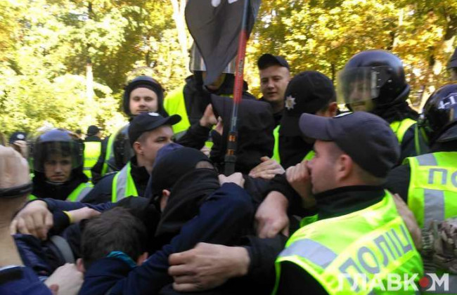 Столкновения в Киеве: националисты пытаются снести памятник Ватутину