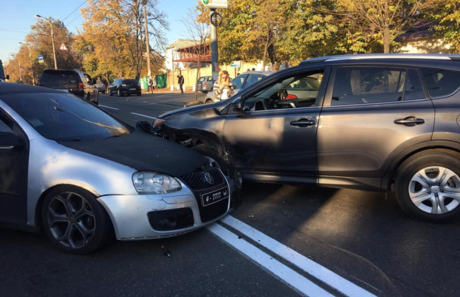 Иностранец-дипломат разбил два автомобиля в Киеве: пострадал ветеран АТО
