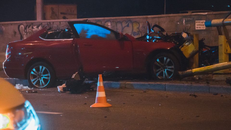 Ночная трагедия в Киеве: автомобиль врезался в отбойник