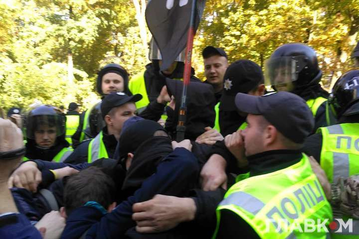 Столкновения в Киеве: националисты пытаются снести памятник Ватутину