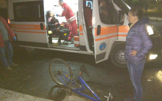 «Кровь, выбитые зубы, подозрение на сотрясение мозга»: парень въехал в незакрытую яму