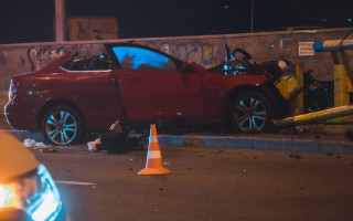 Ночная трагедия в Киеве: автомобиль врезался в отбойник