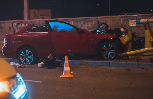 Ночная трагедия в Киеве: автомобиль врезался в отбойник