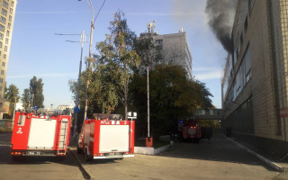 Масштабный пожар на Жилянской: в центре Киева горит промышленное здание